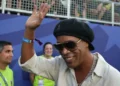 Sale Ronaldinho del retiro y jugará a los 46 años en Italia