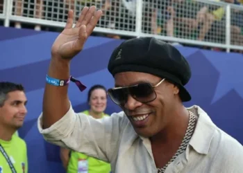 Sale Ronaldinho del retiro y jugará a los 46 años en Italia