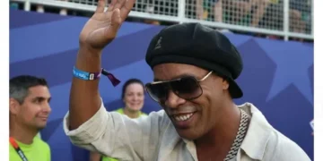 Sale Ronaldinho del retiro y jugará a los 46 años en Italia