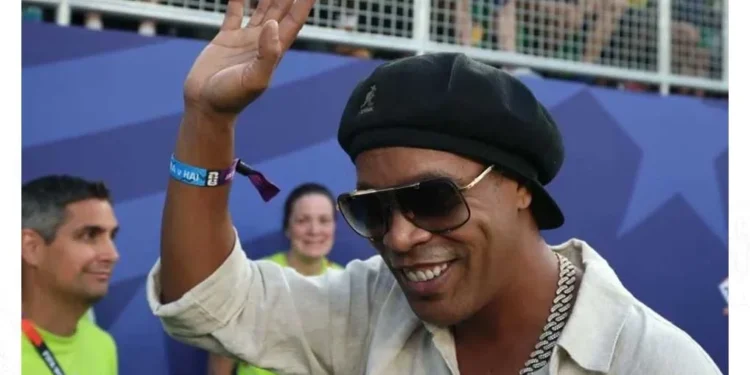 Sale Ronaldinho del retiro y jugará a los 46 años en Italia