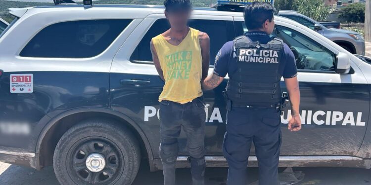 Masculino causó daños a camioneta en la colonia Continental