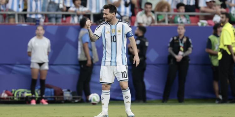 Hat-trick de Messi en el estreno de Argentina
