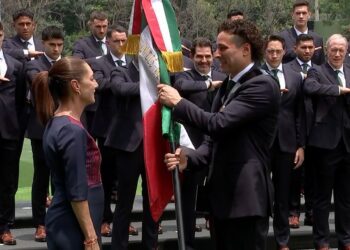Sheinbaum abandera a la Selección Mexicana