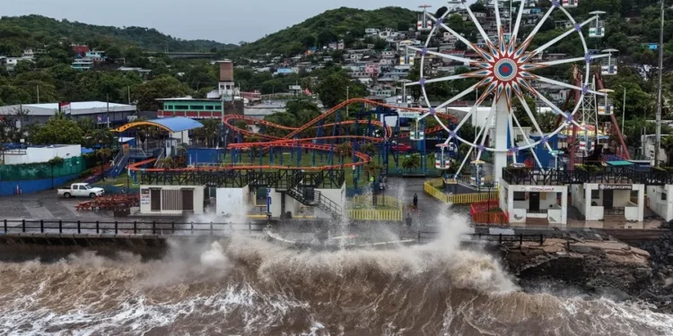 La tormenta Cristina deja a más de 200 personas en albergues e inundaciones en El Salvador