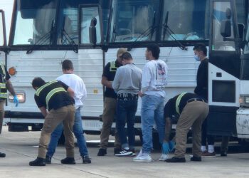 Trump presume una tasa récord de expulsiones y detenciones de migrantes