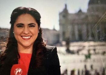 Elige papa León XIV a mexicana para comunicación en el Vaticano