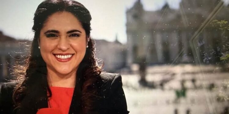 Elige papa León XIV a mexicana para comunicación en el Vaticano