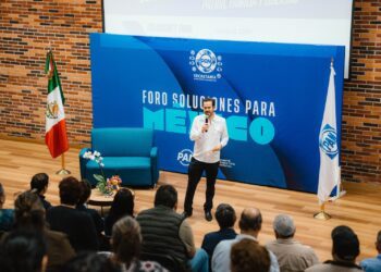Promueve Mauricio Cárdenas sábados de entrenamiento con Gallos Blancos en la capital