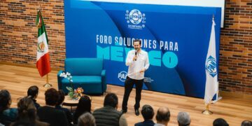 Promueve Mauricio Cárdenas sábados de entrenamiento con Gallos Blancos en la capital