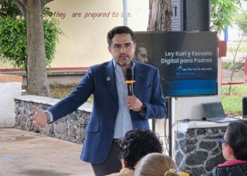 Promueve Agustín Dorantes uso seguro de redes sociales entre padres de familia