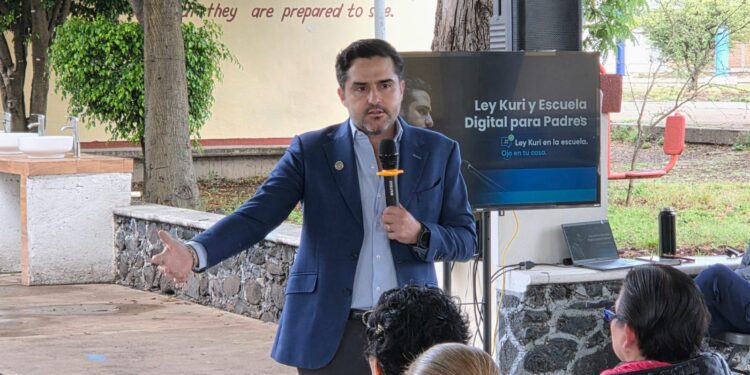 Promueve Agustín Dorantes uso seguro de redes sociales entre padres de familia