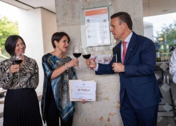 Universidad Anáhuac Querétaro recibe distintivo como Embajadora del vino queretano
