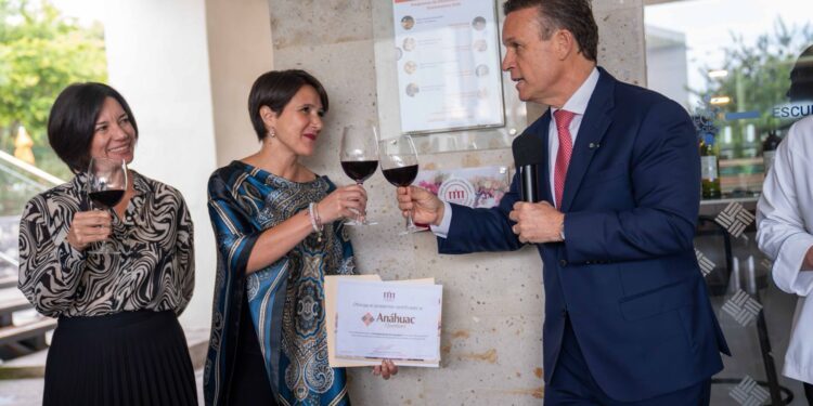 Universidad Anáhuac Querétaro recibe distintivo como Embajadora del vino queretano