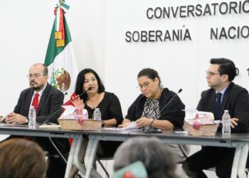 Beatriz Robles encabezó conversatorio sobre soberanía nacional