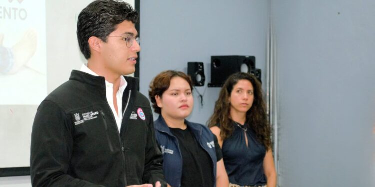 CECA realiza capacitación a padres y madres sobre prevención de adicciones digitales