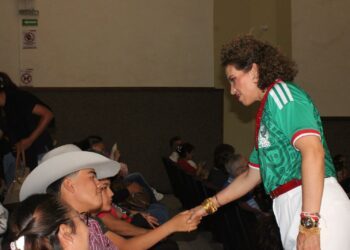 Entrega Adriana Meza 148 equipos de cómputo para fortalecer la educación en San Juan del Río