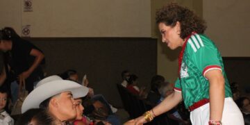 Entrega Adriana Meza 148 equipos de cómputo para fortalecer la educación en San Juan del Río