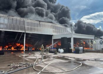 Se registra incendio dentro de almacén de Rehrig Pacific Company México