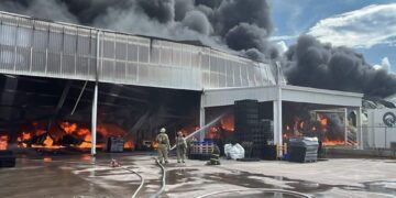 Se registra incendio dentro de almacén de Rehrig Pacific Company México