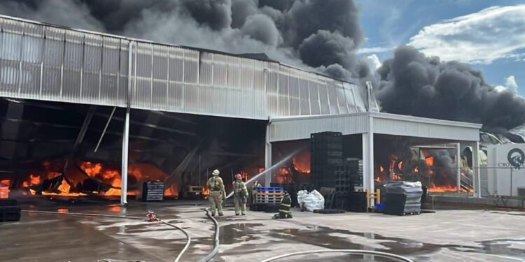 Se registra incendio dentro de almacén de Rehrig Pacific Company México