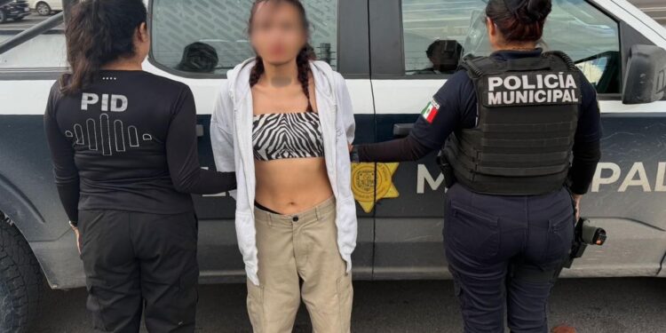 Detenida femenina con orden de aprehensión vigente