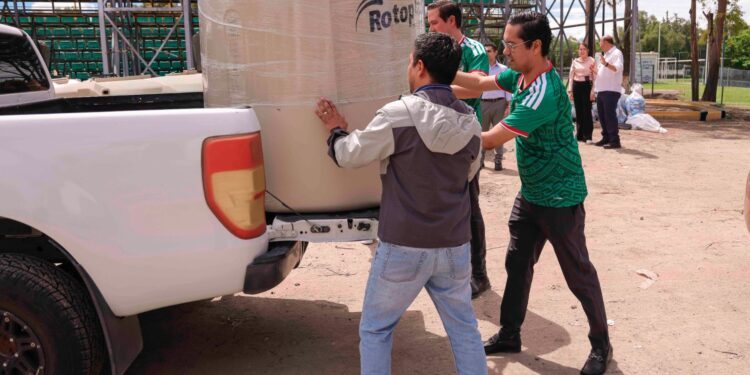 Entregan 690 tinacos a familias de Corregidora para fortalecer almacenamiento de agua