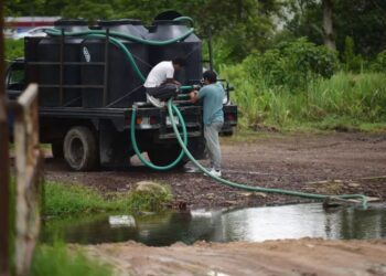 Detienen a siete personas y aseguran ocho pipas por presunta extracción ilegal de agua en Querétaro