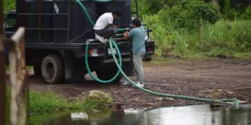 Detienen a siete personas y aseguran ocho pipas por presunta extracción ilegal de agua en Querétaro