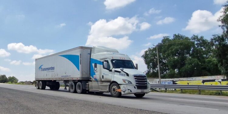 Transportistas enfrentan mayores costos por retrasos en carreteras