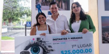 Rodrigo Monsalvo premia a ganadores de “Instantes y Miradas” en El Marqués