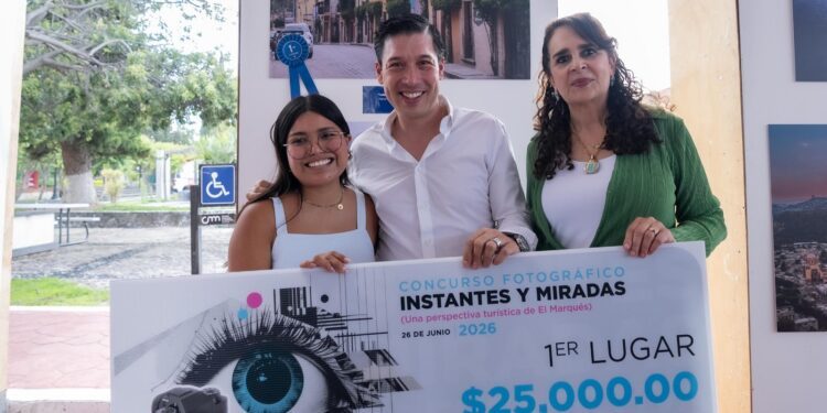 Rodrigo Monsalvo premia a ganadores de “Instantes y Miradas” en El Marqués