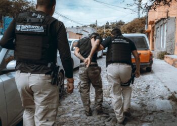 Ejecutan 10 cateos en Querétaro: detienen a cinco personas