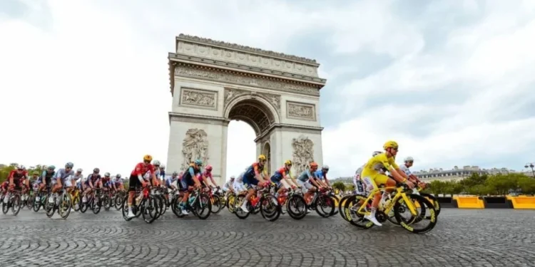 Concreta Isaac del Toro el tercer puesto del Tour de Francia