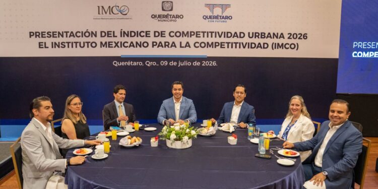 LOS PRESIDENTES MUNICIPALES  de Querétaro, Felifer Macías y de Corregidora, Chepe Guerrero, junto con otros funcionarios participaon en la presentación del ïndice de Competitividad Urbana 2026 del IMCO.