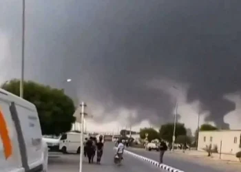 Atacan hutíes con drones petrolera de Arabia Saudita