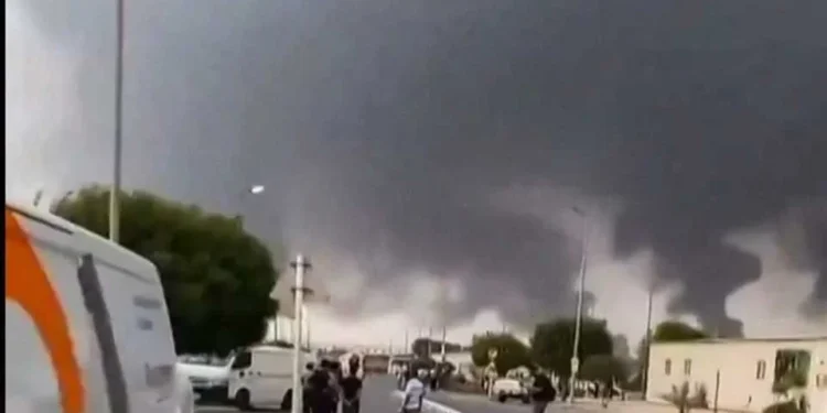 Atacan hutíes con drones petrolera de Arabia Saudita