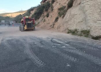 Derrumbe en la carretera estatal 100 provoca cierre parcial