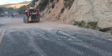Derrumbe en la carretera estatal 100 provoca cierre parcial