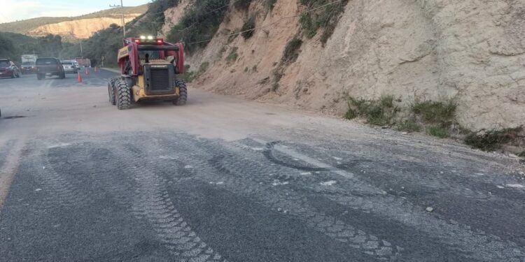 Derrumbe en la carretera estatal 100 provoca cierre parcial