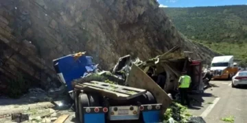 Cierran tramo de Carretera 57 por choque de tráileres