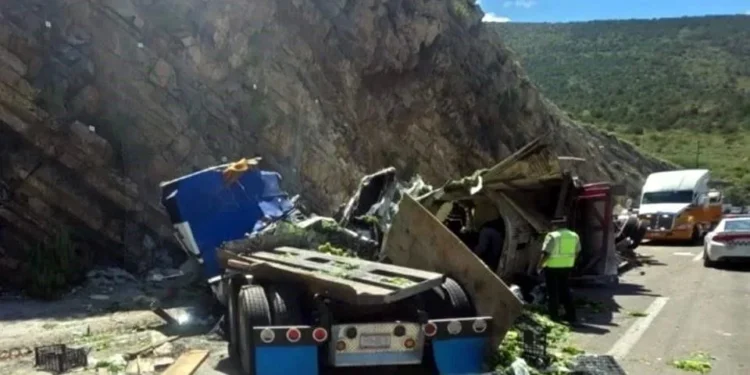 Cierran tramo de Carretera 57 por choque de tráileres