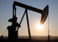 Sube crudo 3% y Brent supera los 90 dólares