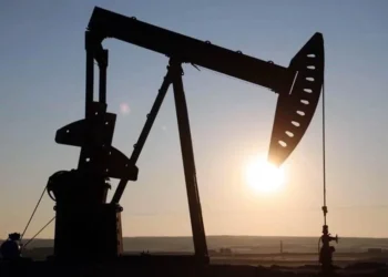 Sube crudo 3% y Brent supera los 90 dólares