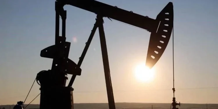 Sube crudo 3% y Brent supera los 90 dólares