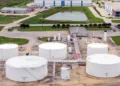 Cierra crudo con alza cercana al 3%