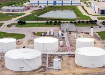 Cierra crudo con alza cercana al 3%