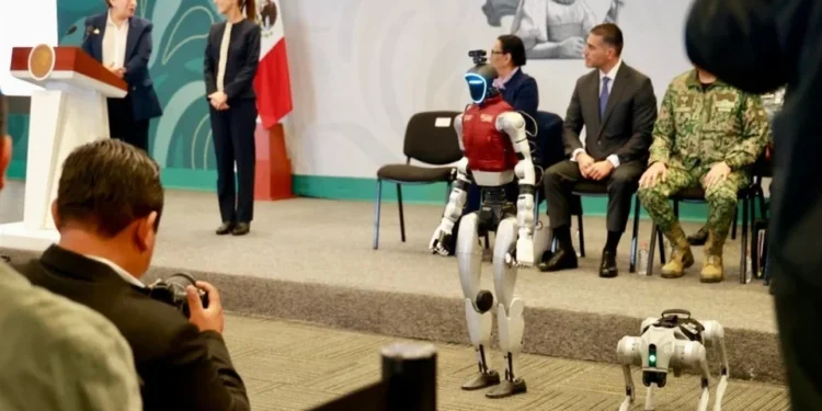 Presentan en mañanera robots con IA para C5 de Edomex