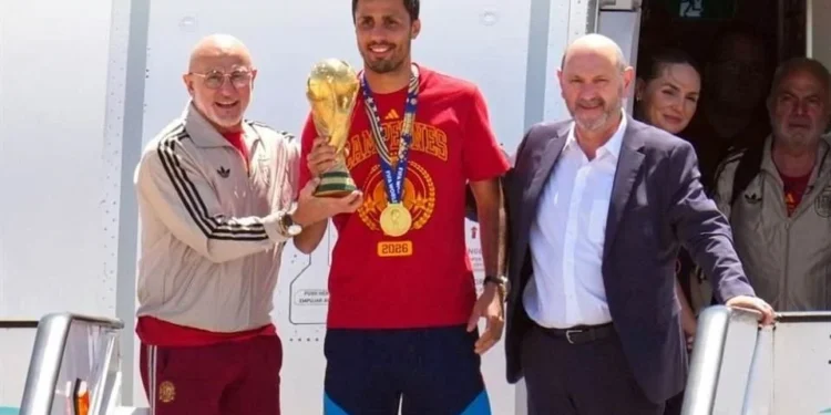 Aterriza el campeón del mundo, España, en Madrid