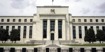 Mantiene Fed tasas de interés