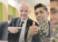 Regala Infantino sandalias de lujo a Jorge Campos